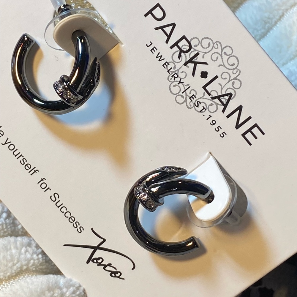 NWT 💥 DESIGNER INSPIRED CREST NAIL SMALL HOOPS HEMATITE WITH CRYSTALS EARRINGS - Picture 2 of 10